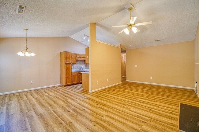 Building Photo - Spacious 4 BR, 2 BA Home On Quiet Cul de Sac, Private Fenced Backyard, Community Pool
