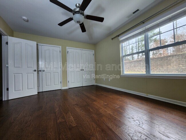 Building Photo - 19 Barnett Shoals Dr