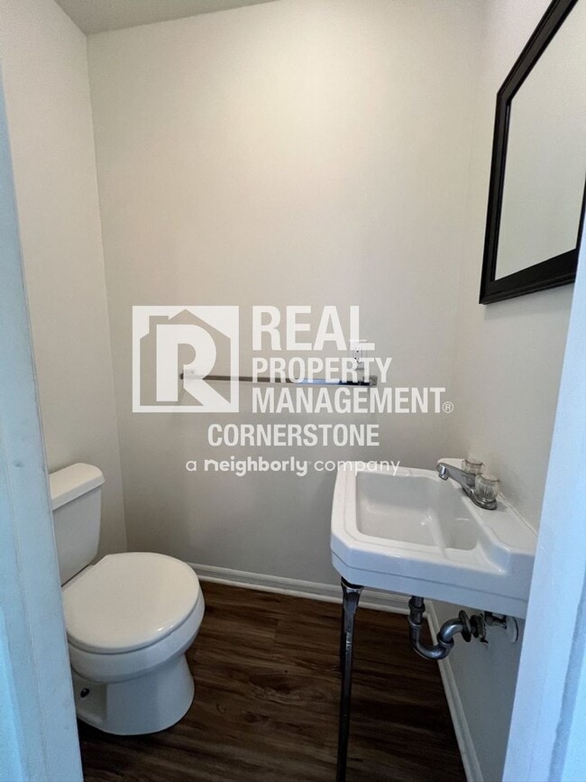 Building Photo - Move In Ready Townhome