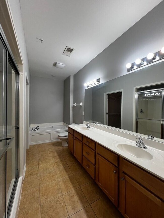 Building Photo - 3bed/2bath Townhome w/Garage - Gated Community - Plantation Estates