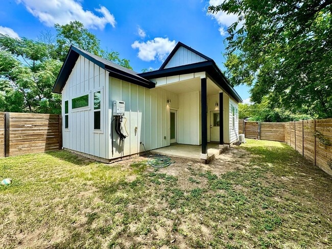 Building Photo - Modern Farmhouse montopolis