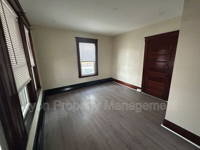 Building Photo - 568 Elm St