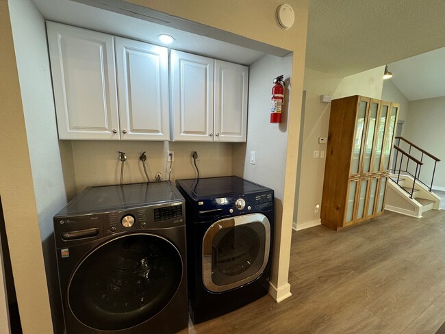 Building Photo - Beautiful two story townhome in Sunset Par...