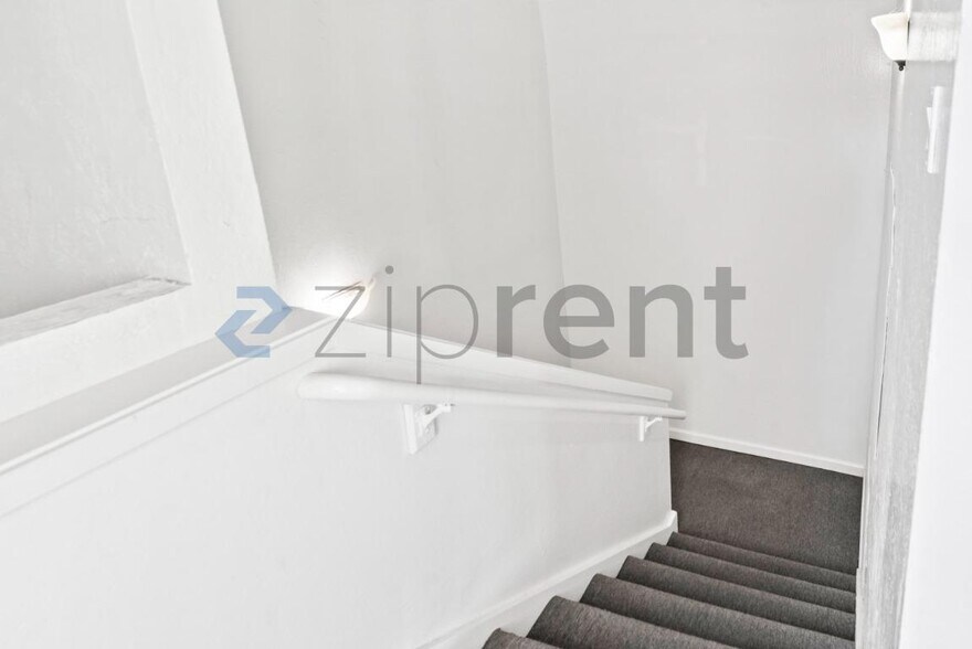 Building Photo - Unit G