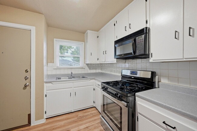 Building Photo - 1701 W Elm St