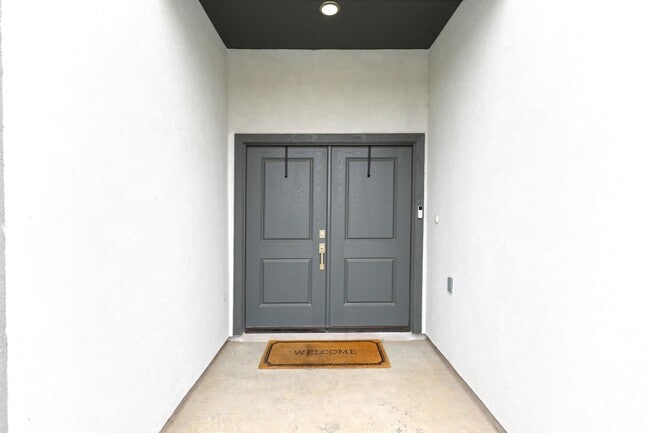 Building Photo - 1025 La Muralla St