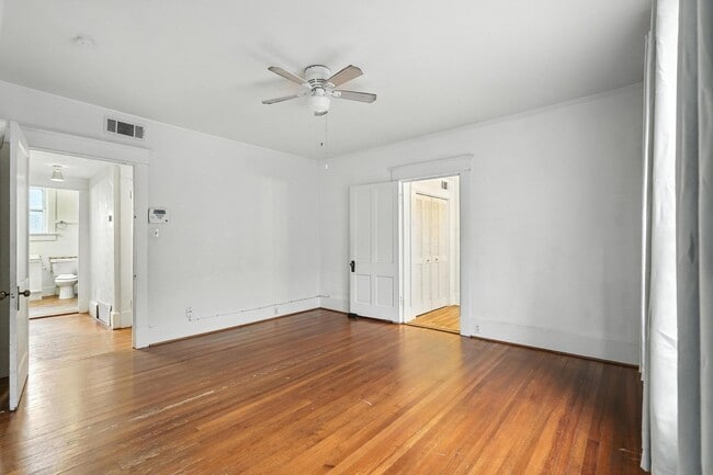 Building Photo - Beautiful 3-Bedroom Triplex in the Munger ...