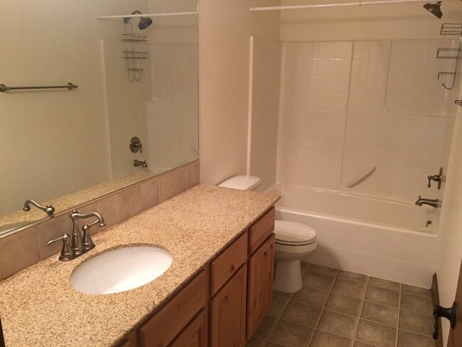 Building Photo - Lake Forest Townhouse