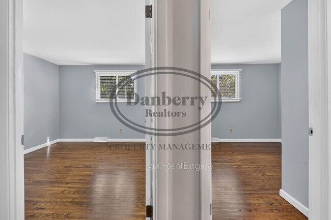 Building Photo - 6946 Kinsman Dr