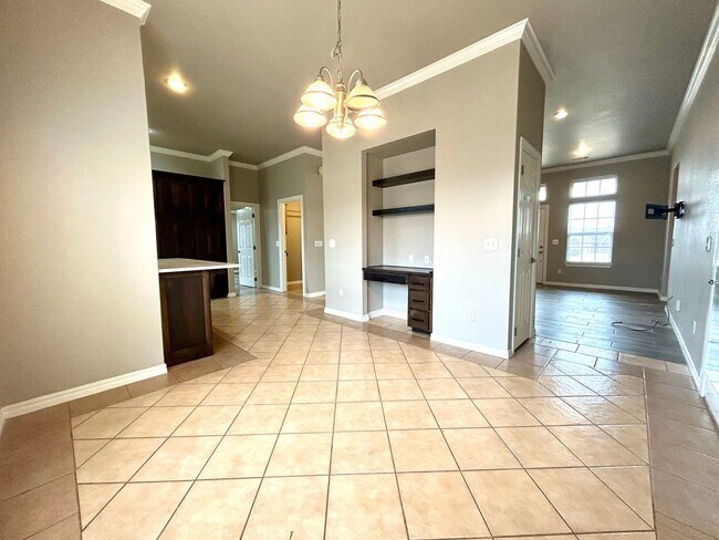 Building Photo - Spacious 3 bed 2 bath Single Family with a Large Fenced Backyard!