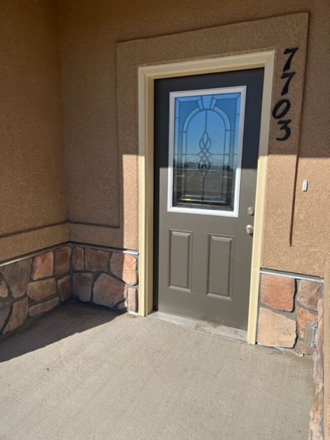 Building Photo - PRACTICALLY NEW 3 Bedroom Townhome