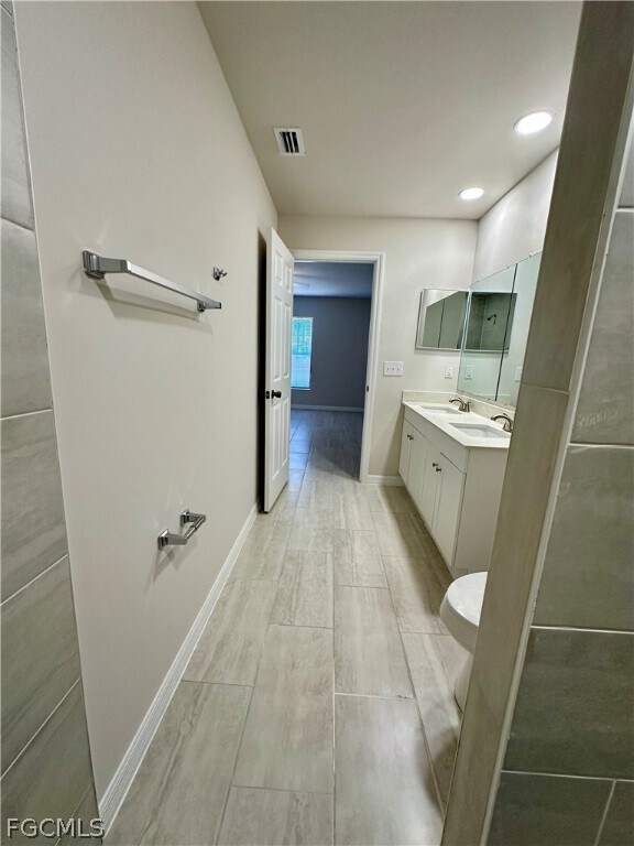 Building Photo - 3821 SW 9th Ave