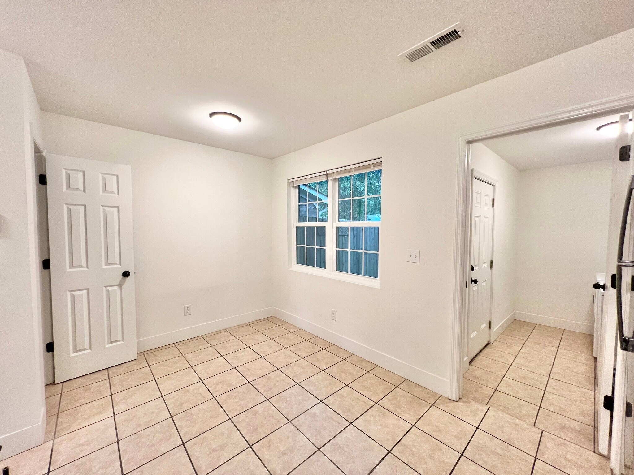 Kitchen/Dining - 272 Fleming Rd
