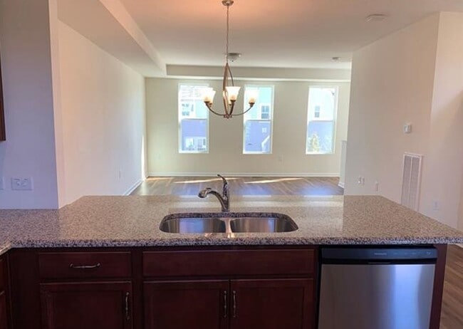 Building Photo - 404 Skymont Dr