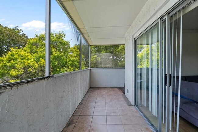 Building Photo - 6075 N Sabal Palm Blvd