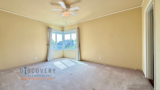 Building Photo - Attractive Mid-Century Modern Dimond Distr...