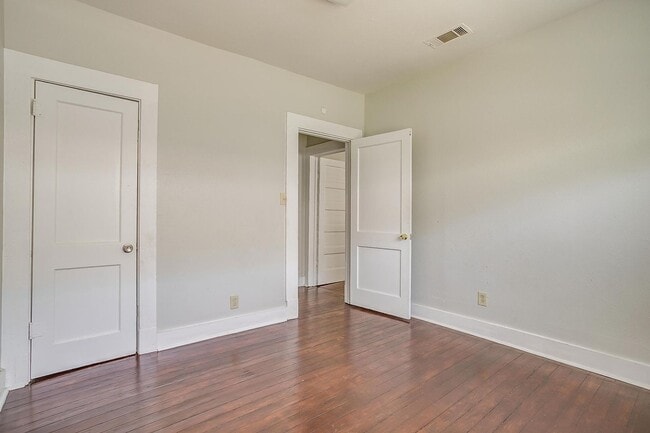 Building Photo - Large 4 Bed, 2 Bath in the heart of Histor...