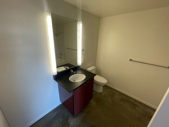 Building Photo - Sleek and Sophisticated: Upscale 1-Bdrm/2b...