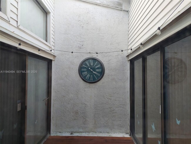 Building Photo - 2675 Parkview Dr S