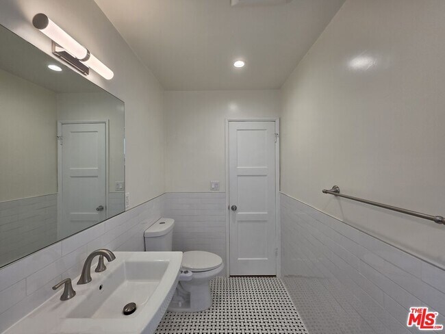 Building Photo - 102 Gaviota Ave