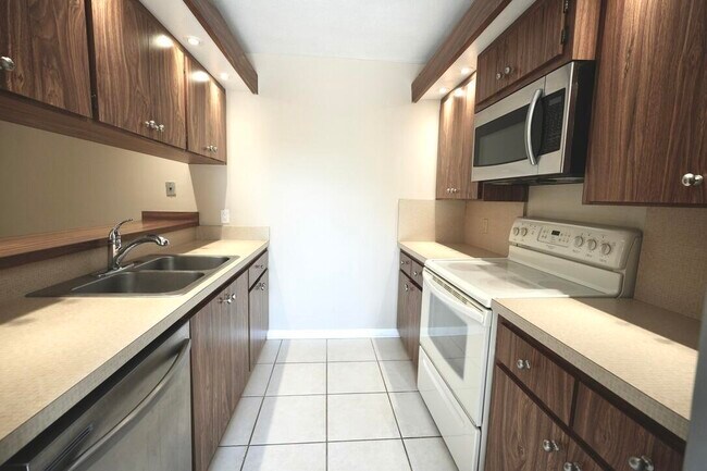 Building Photo - 1008 10th Ct
