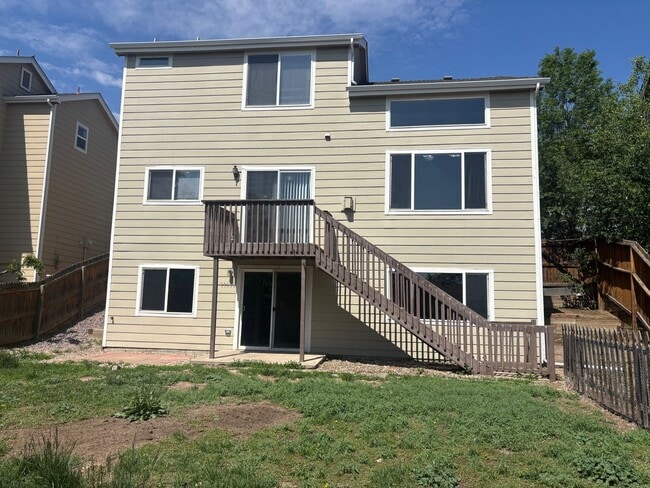 Building Photo - 3 bed, 2 1/2 bath single family home avail...