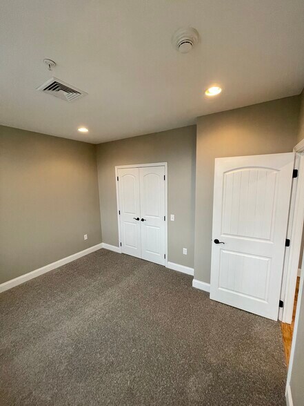 Building Photo - 11 W Market St