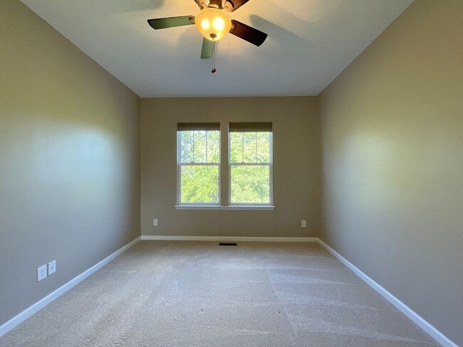 Building Photo - Spectacular 4 Bed 3.5 Bath Townhouse In Br...