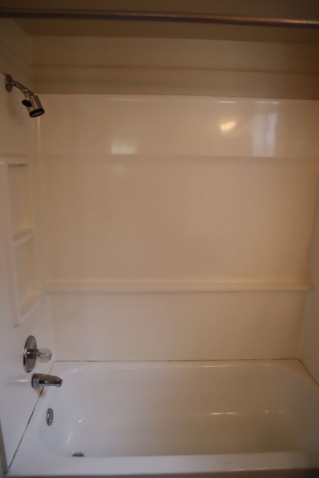 Building Photo - Livable, Lovable, & Avaiable!