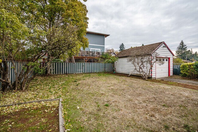 Building Photo - PET FRIENDLY Super Cute Craftsman Home 3 bedroom 1 Bath with Basement
