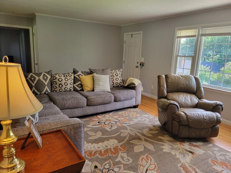 living room and front door - 508 Longview Dr