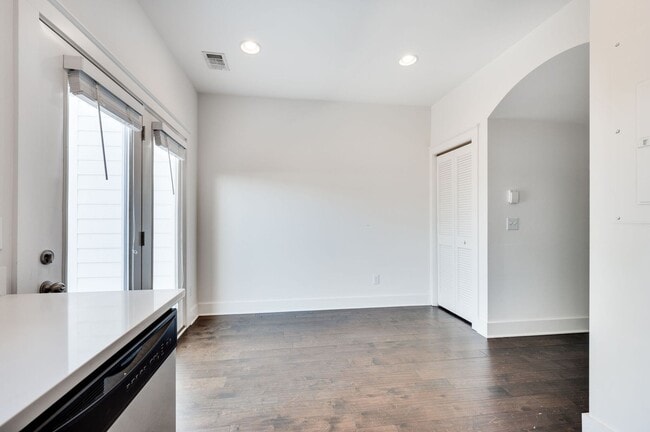 Building Photo - Beautiful 2BE/2.5BA townhouse located in the very desirable Nations!