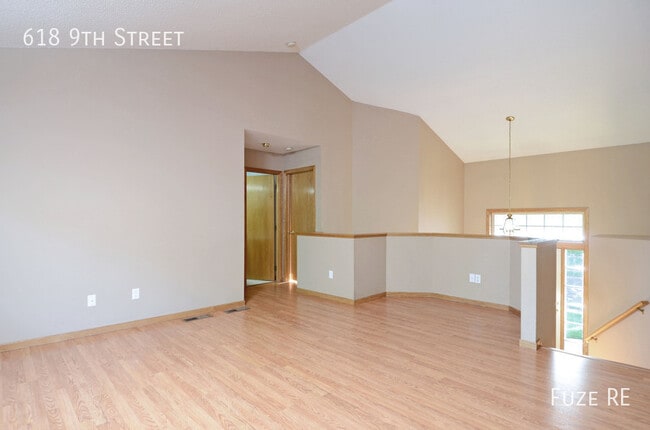 Building Photo - 618 9th St