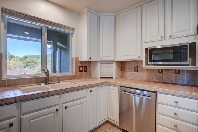 Building Photo - Extra spacious 3 bed 2 bath home in Kingsw...