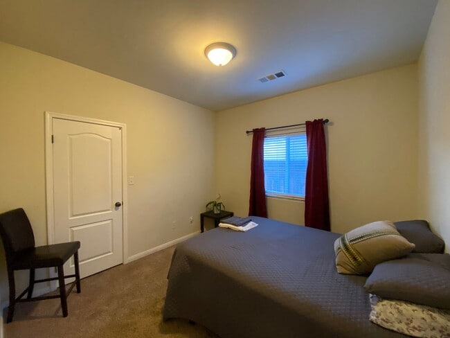 Building Photo - Affordable 3 BD 2 BA house in SE Bakersfield Near Union Ave & Berkshire Road