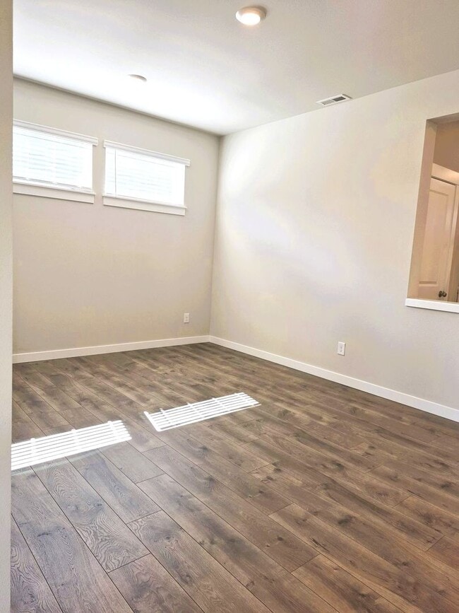 Building Photo - Beautiful 5BD/3BA home located in Rainer Ridge