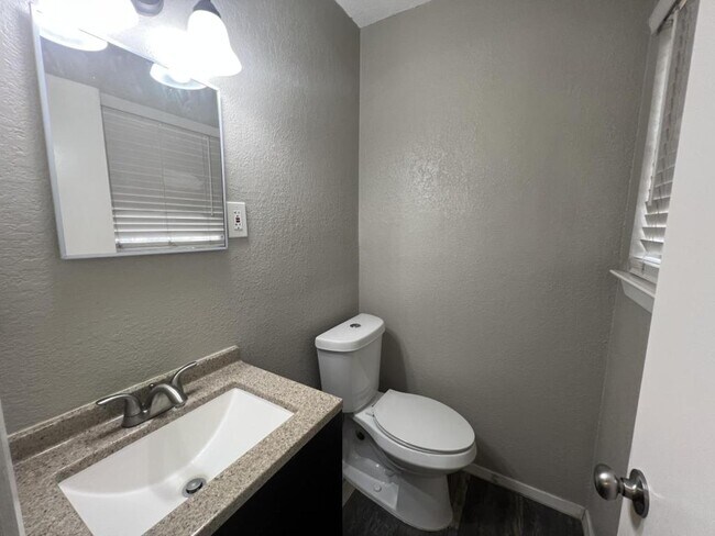 Building Photo - 806 Sandy Ct