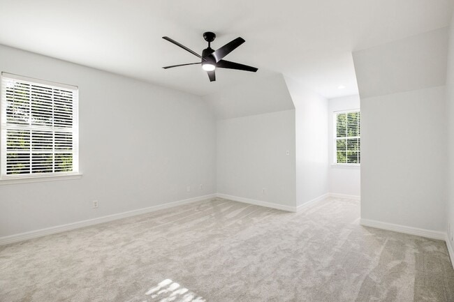 Building Photo - 5 Meadowbrook Cir