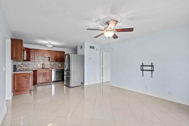 Building Photo - 204 Foxtail Dr
