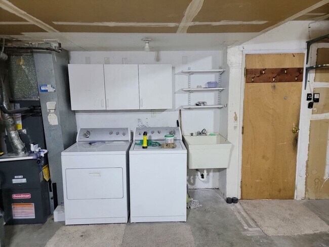 Building Photo - Federal way split level home - 3 bedrooms 2 bathrooms, AC, RV parking, EV Chargers and more, Avai...