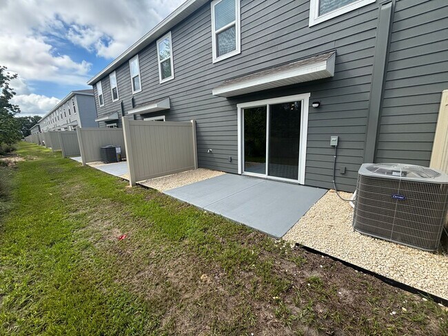Building Photo - Amazing Location! Town House with Garage I...