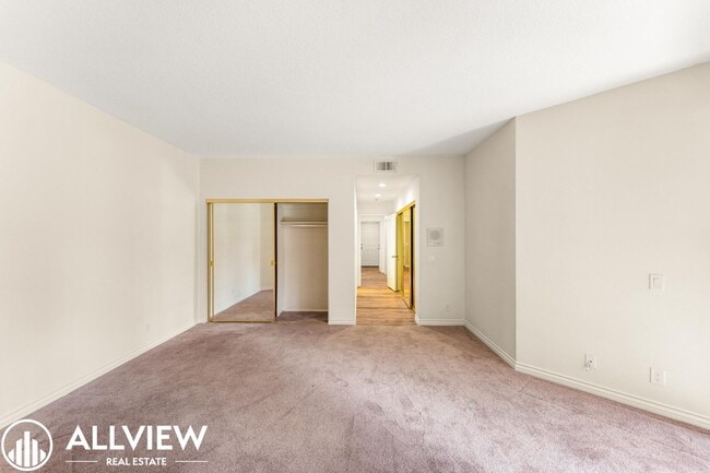 Building Photo - Beautiful Ground Level 2 Bedroom, 2 Bathroom Condo Available Now in Lake Forest!