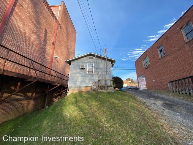 Building Photo - Studio, 0.5 bath House - 110 East Court St.