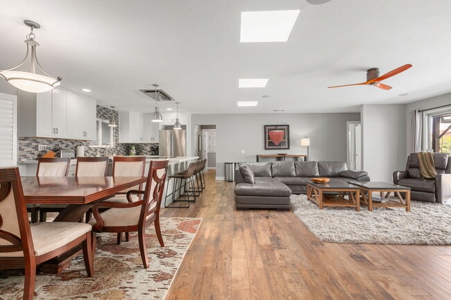 Building Photo - 3000 Azahar St