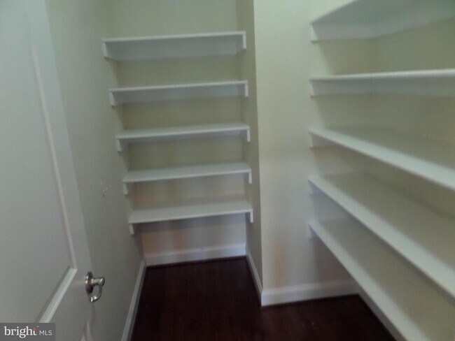 Building Photo - 15998 Greymill Manor Dr