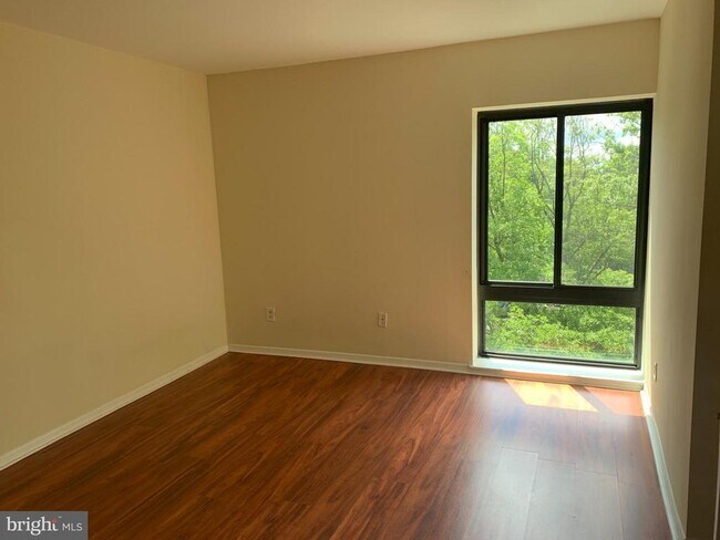 Building Photo - 6141 Leesburg Pike
