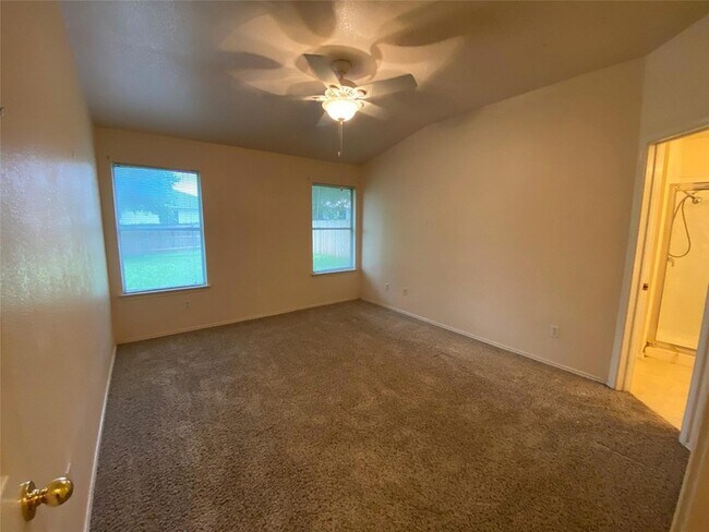 Building Photo - 2402 Hallie Ln
