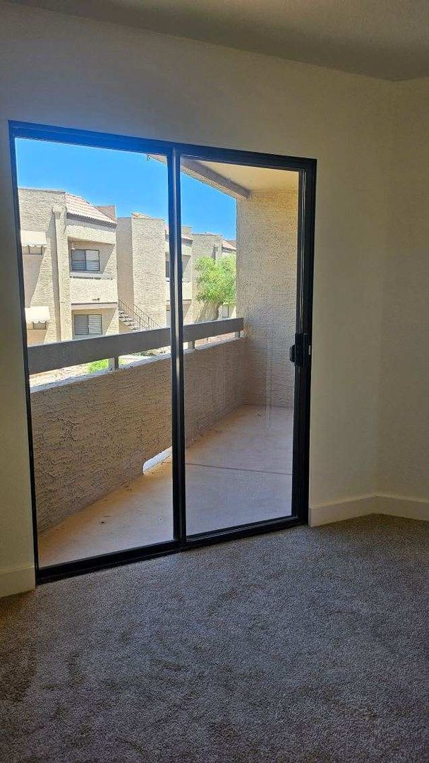 Building Photo - FREE RENT/EARLY ENTRY  1 bedroom 1 bath Beautiful Upstairs Unit in Prime Location