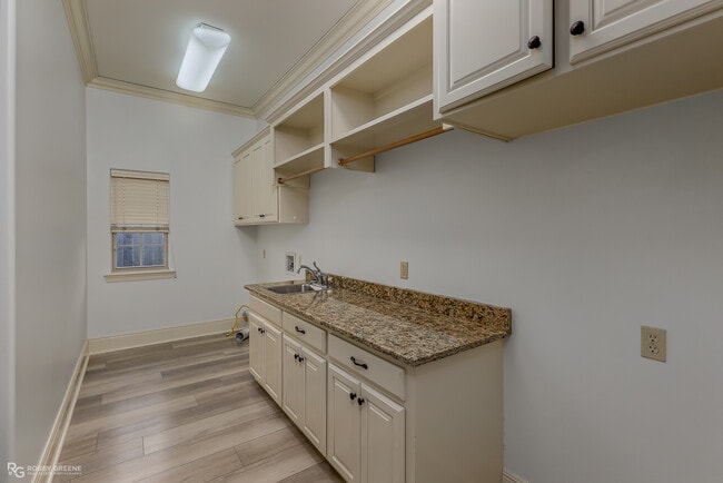 Building Photo - 322 Paris Pl