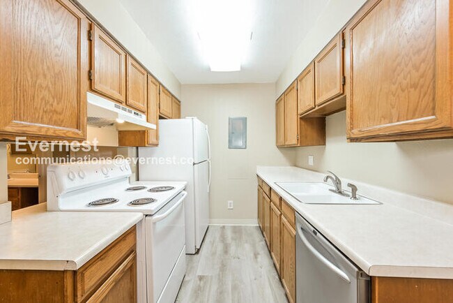 Building Photo - 1 Bed, 1 Bath Condo with Off-Street Parking / Available Soon!
